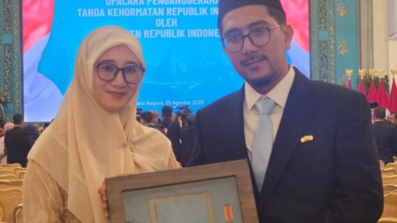 Ketua Umum TSPP  mewakili Ayahandanya Terima penghargaan dari  Presiden